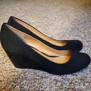Elegant Black Wedge Pumps